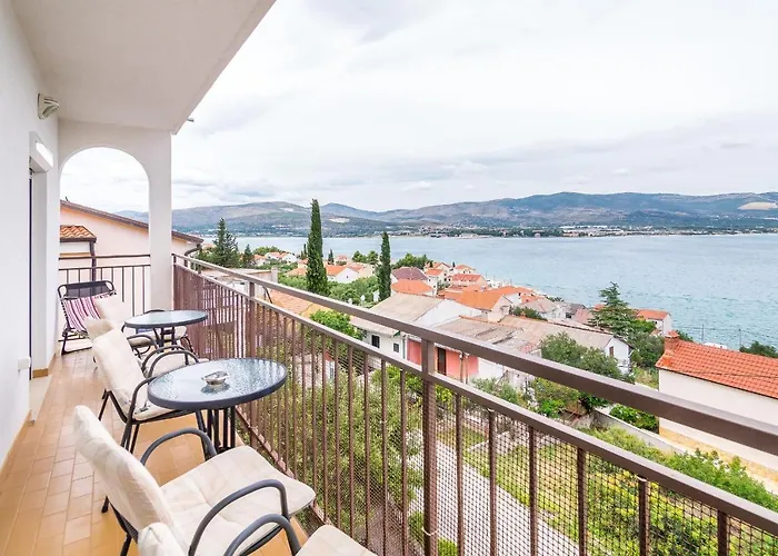 Διαμέρισμα With Parking Spaces Arbanija, Ciovo - 7543
