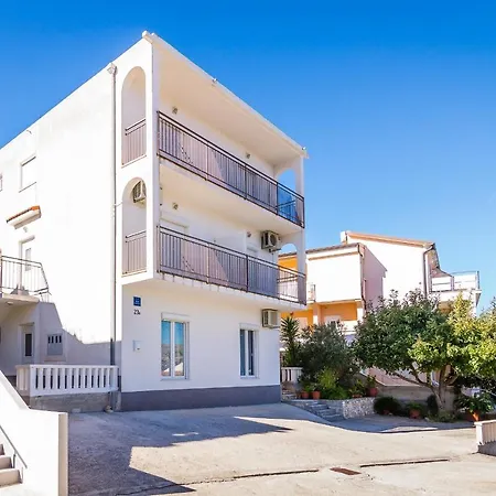 With Parking Spaces Arbanija, Ciovo - 7543 דירה טרוגיר