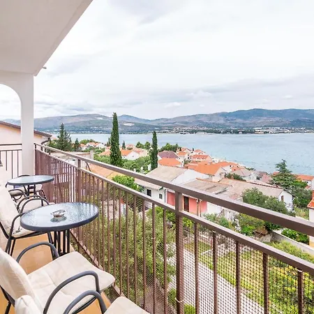 דירה With Parking Spaces Arbanija, Ciovo - 7543